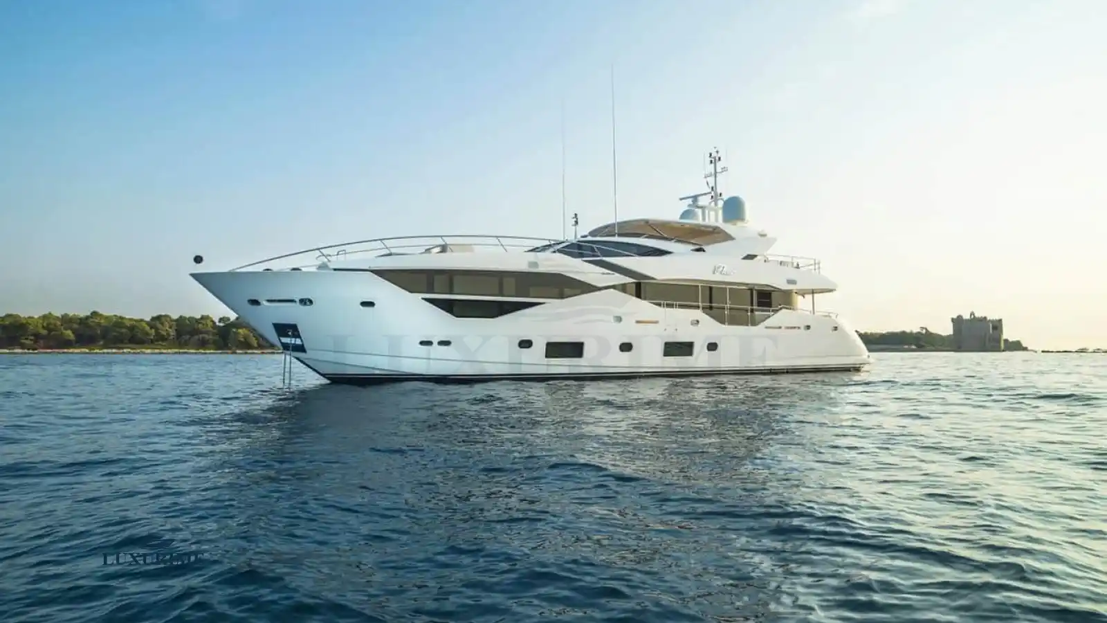FLEUR Sunseeker 116 Yacht Yacht Charter