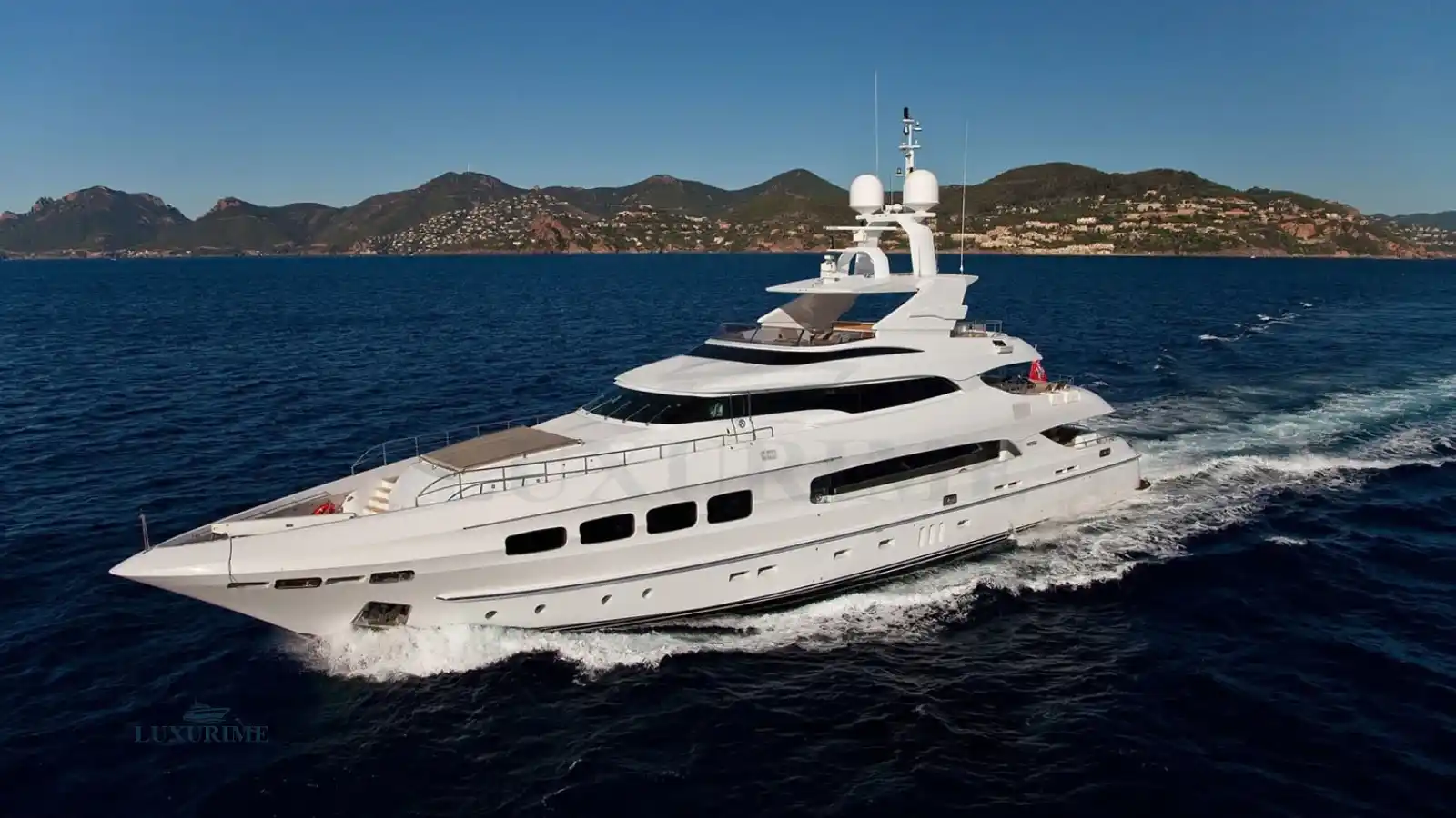 Yacht SEVEN S Mondomarine Charter