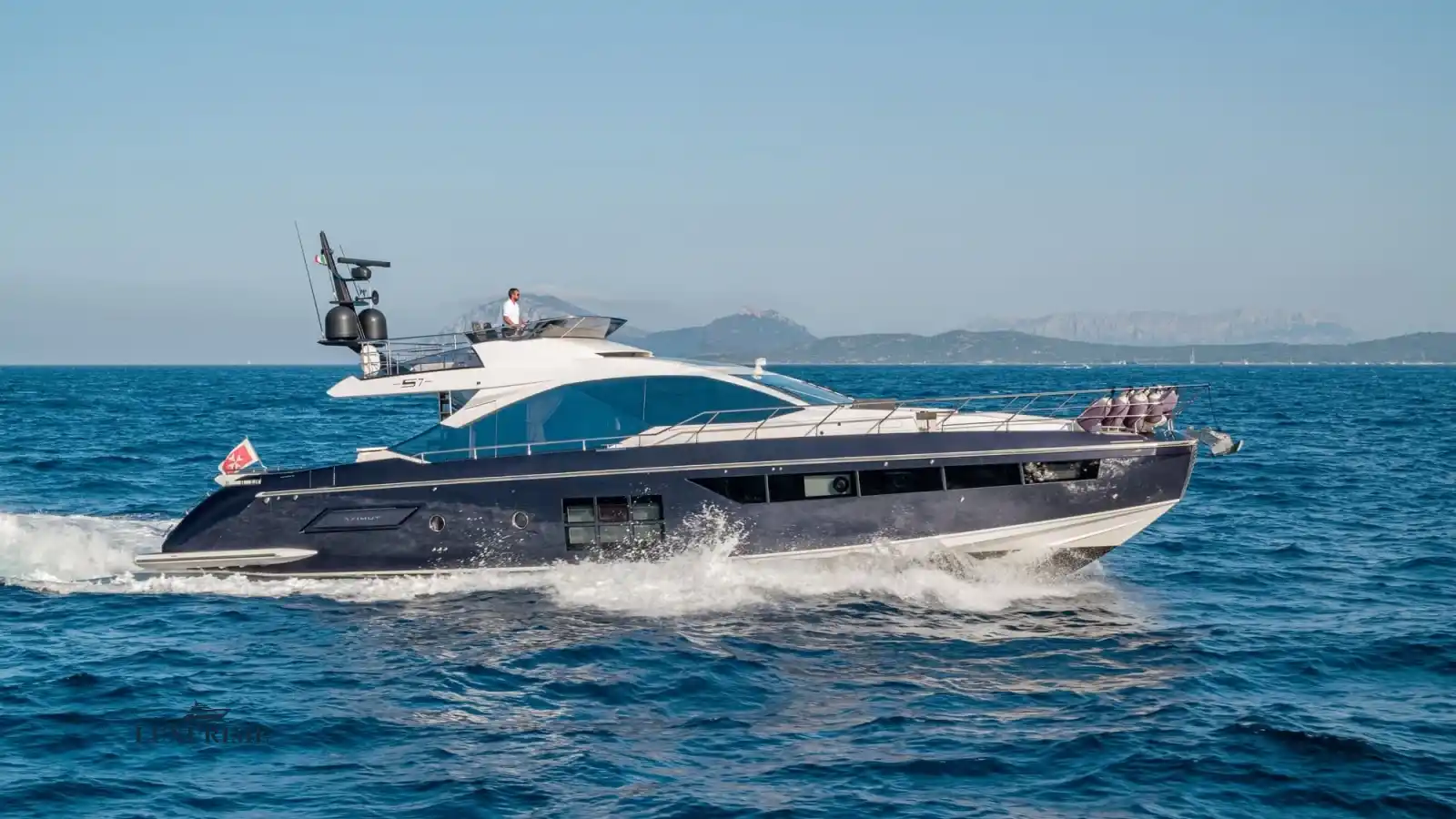 MANARA I Azimut S7 Yacht Charter